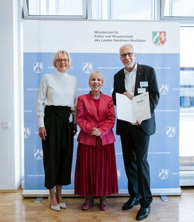 Bei der Übergabe: (v.l.) Andrea Plessmann, Claudia Determann für das NRW-Ministerium für Kultur und Wissenschaft, und Maik Beckmann.